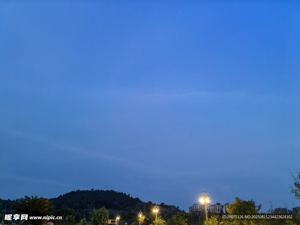 黄昏时的城郊夜空风景