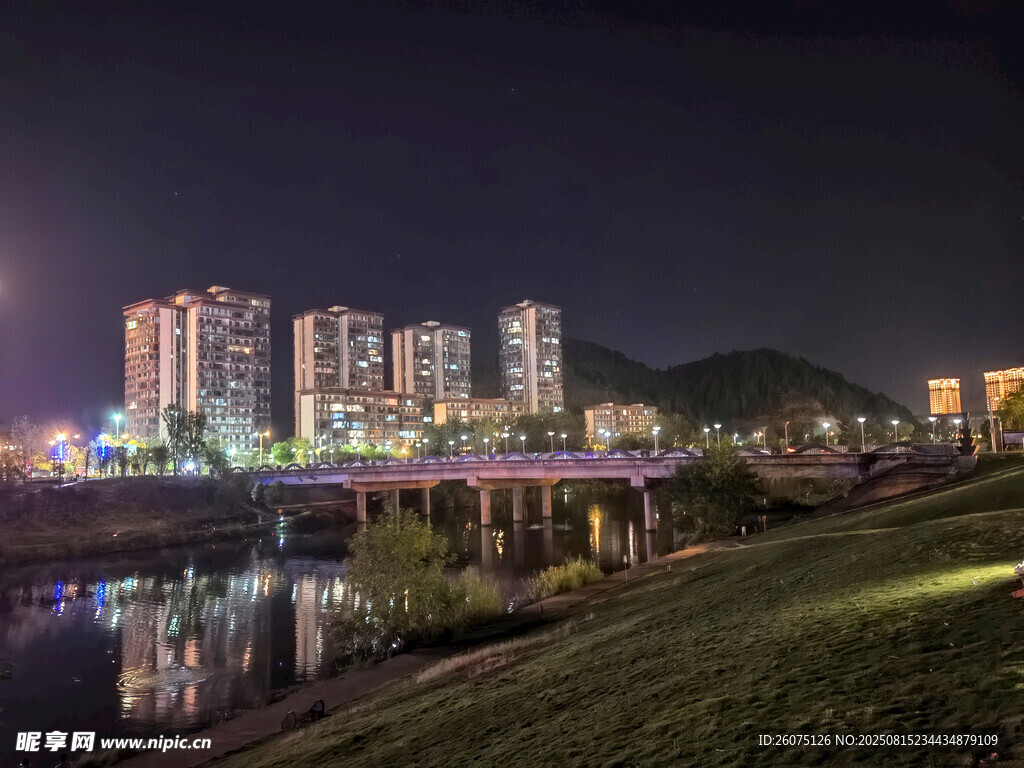 城市河畔璀璨夜景