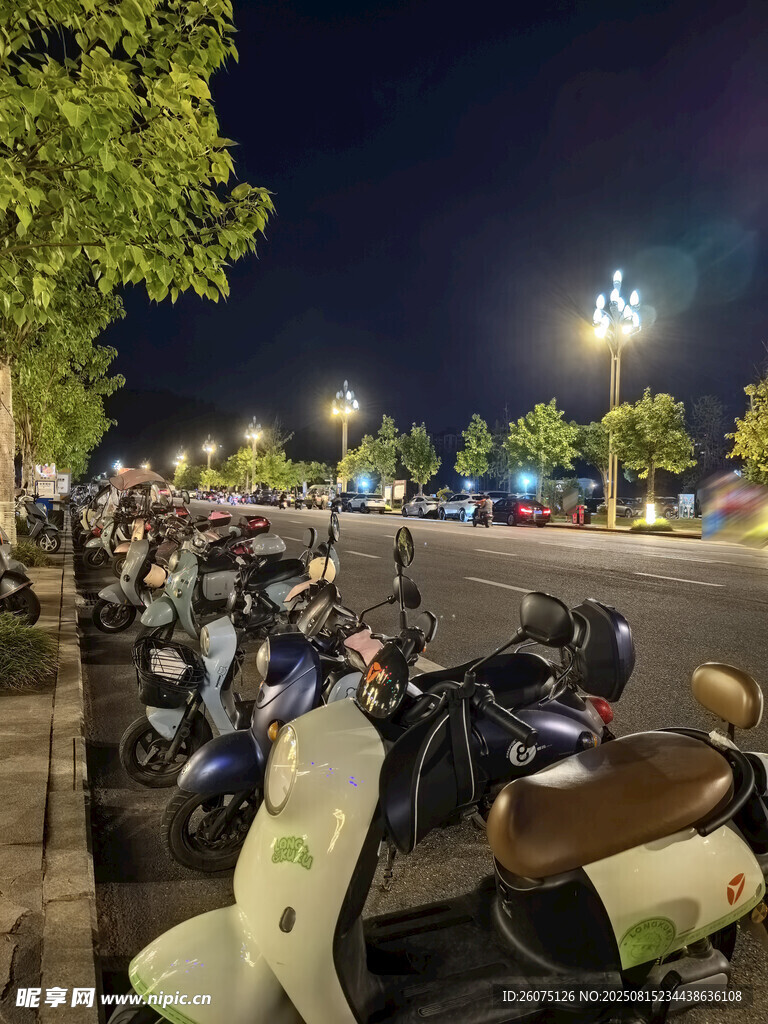 夜晚街边停放的众多电瓶车