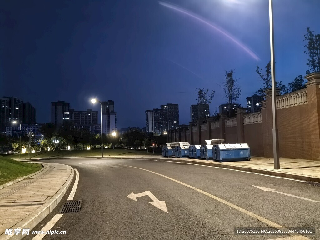 夜晚城市道路空旷景象