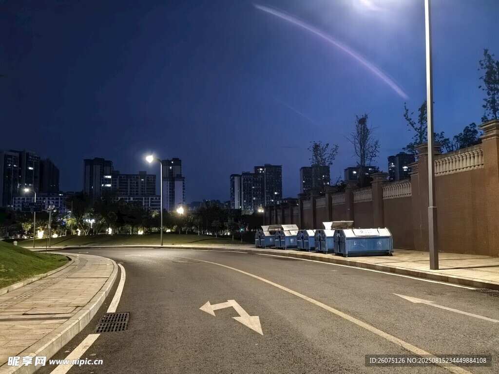 夜晚城市空旷道路景象