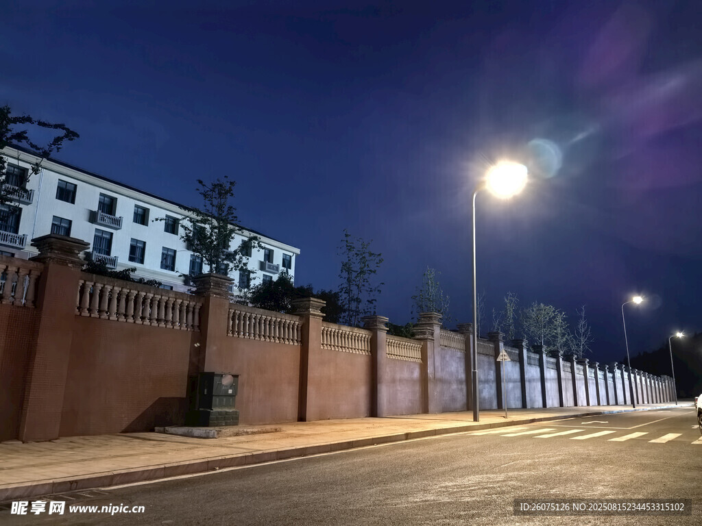 夜晚街道旁的建筑与路灯