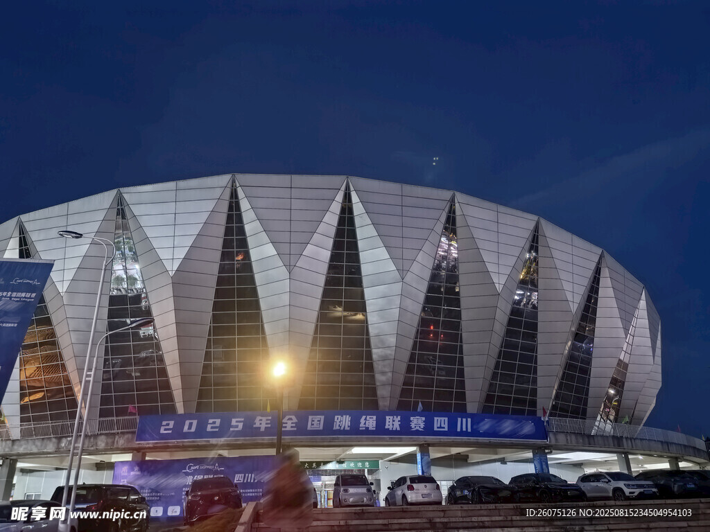 夜晚璀璨的大型体育馆建筑外观