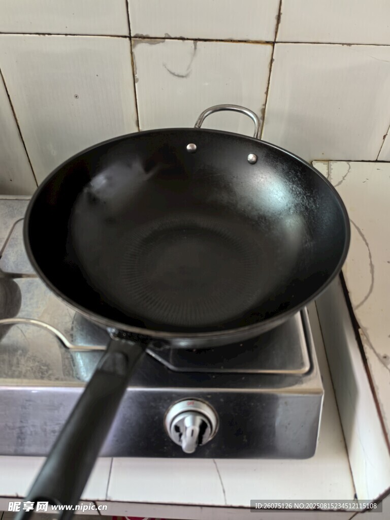 燃气灶上的黑色平底锅