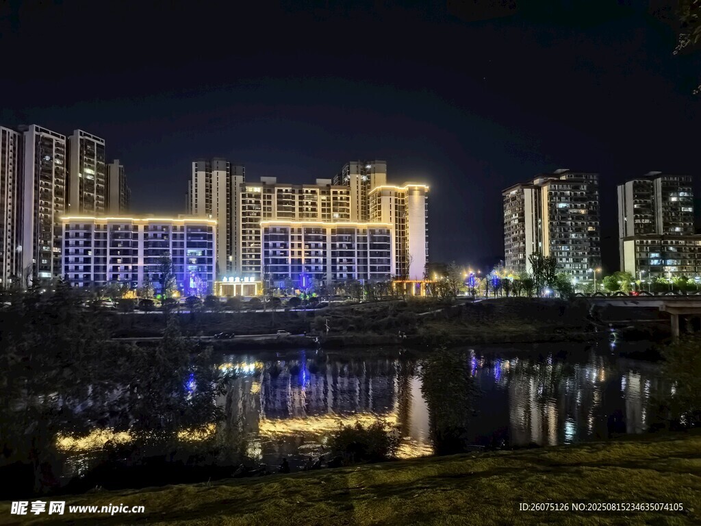 城市璀璨夜景倒映湖面