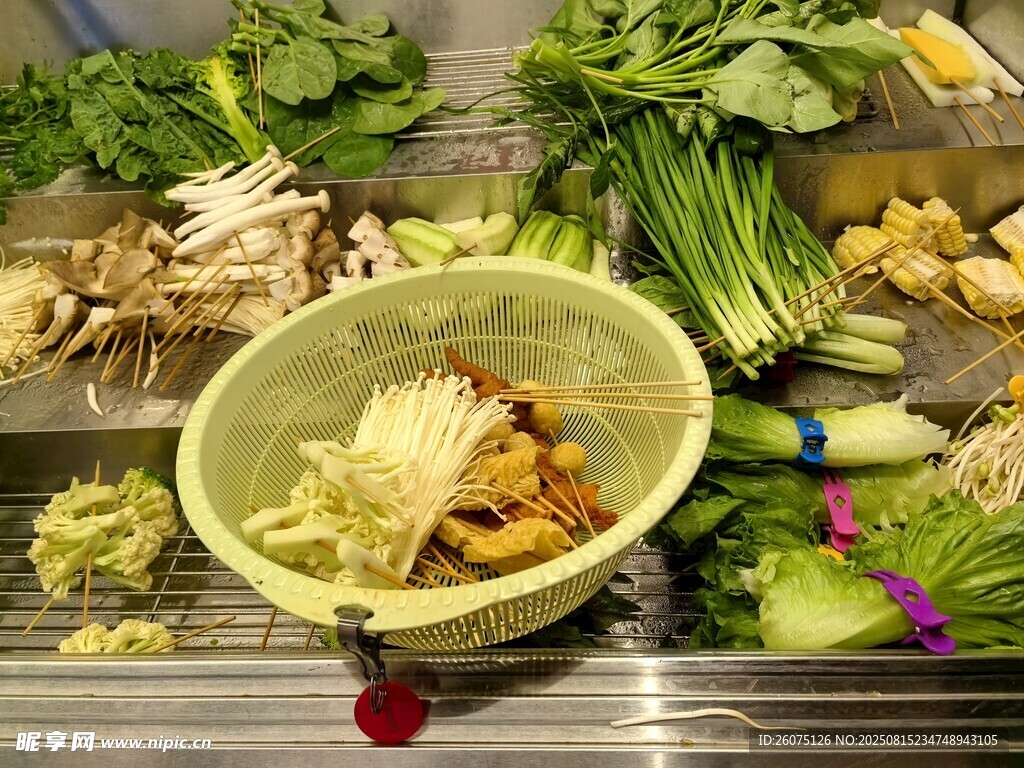 新鲜多样蔬菜摆放展示