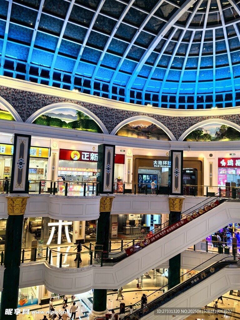 商场内部璀璨夜景