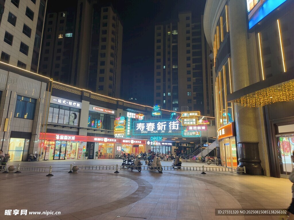 城市夜晚繁华商业街景