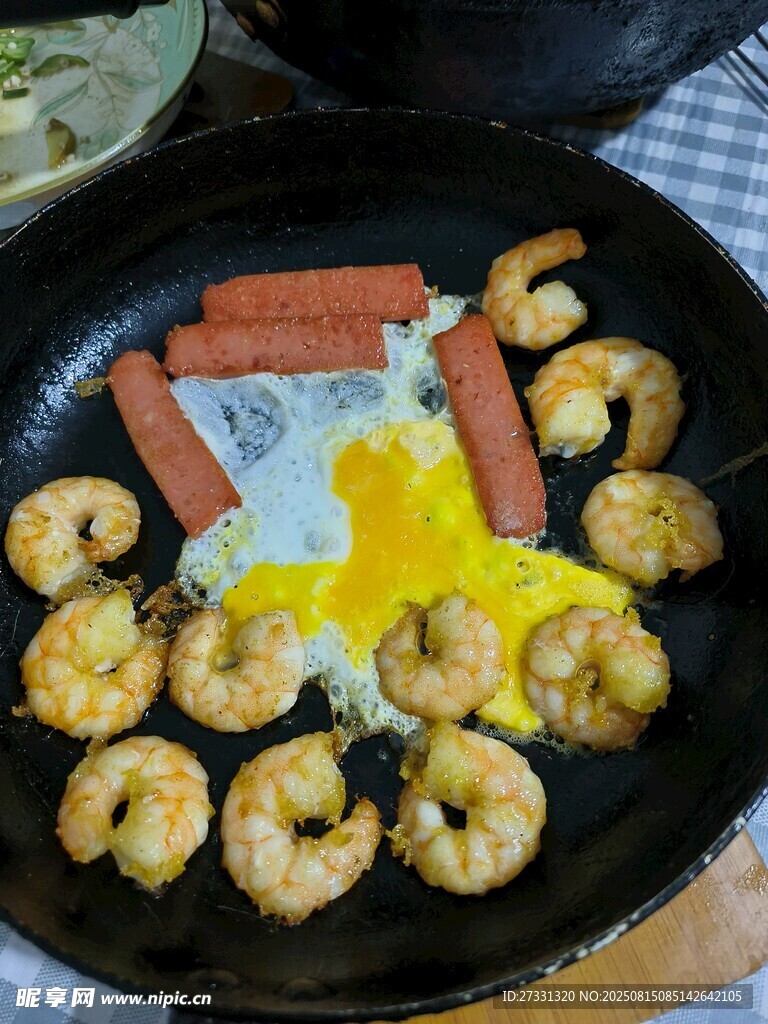 虾仁煎蛋配香肠早餐