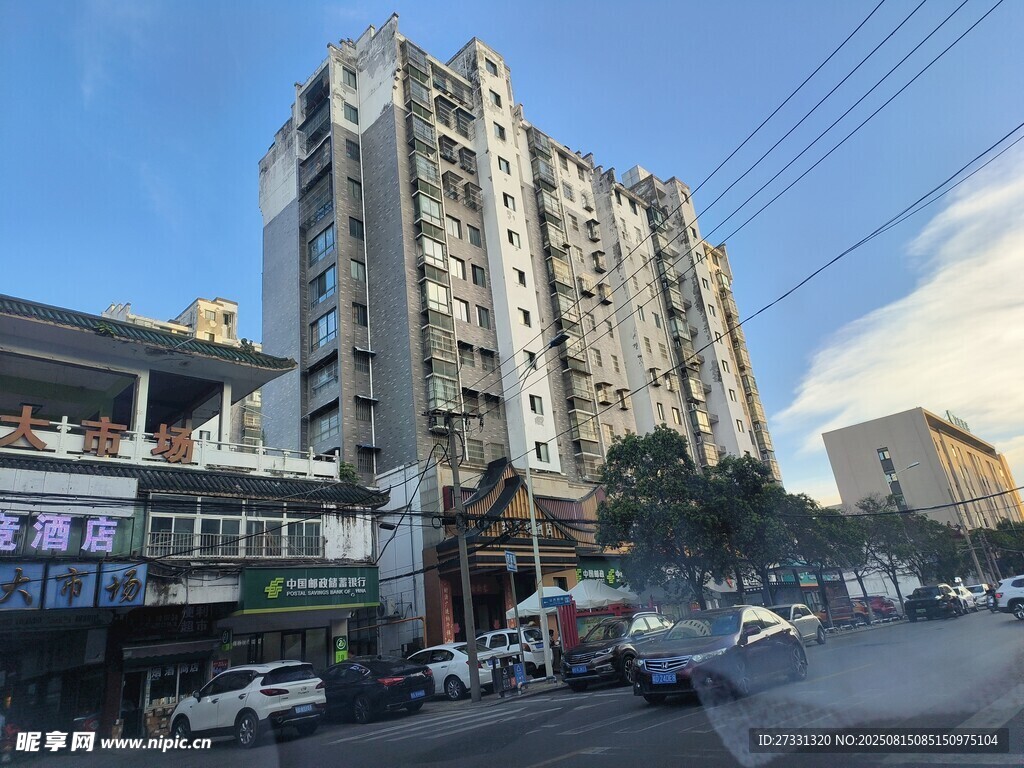 城市街边高层居民楼景观