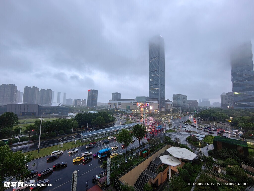 雨天城市交通与高楼景观