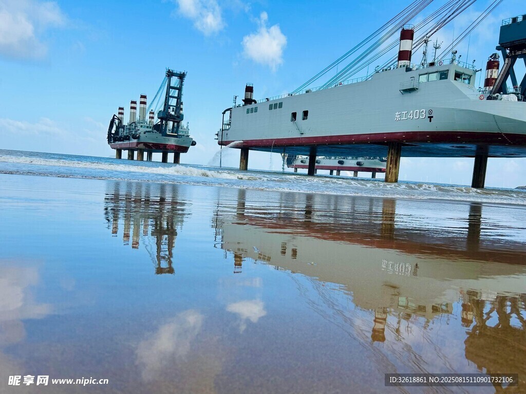 海上栈桥船只倒影美景