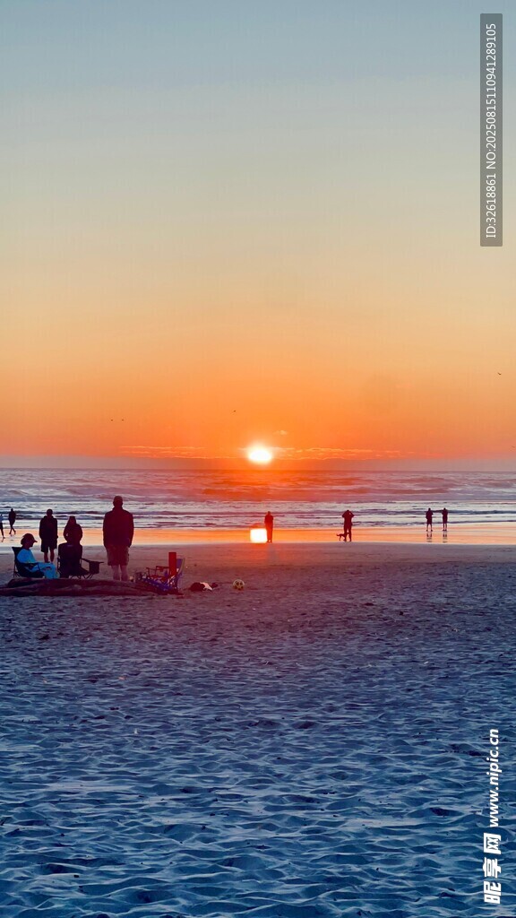 夕阳下的海滩人群