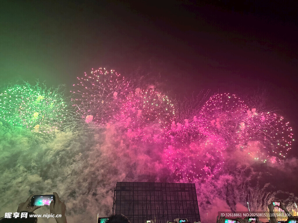 夜空中绚烂的多彩烟花