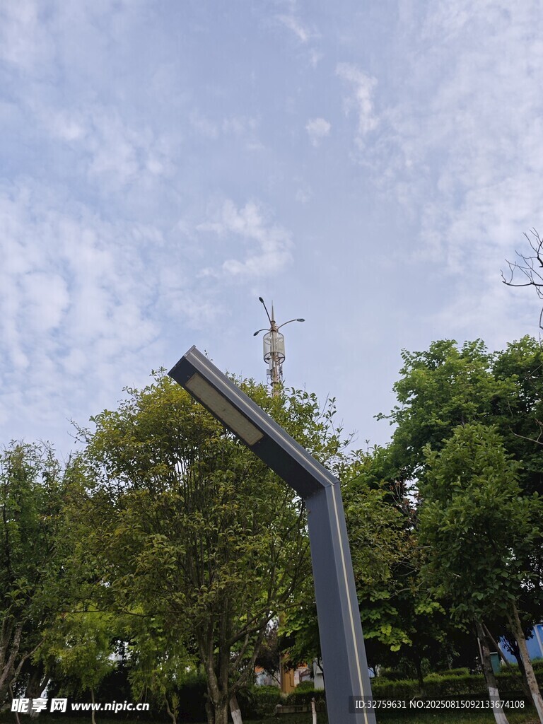 户外路灯与绿树蓝天