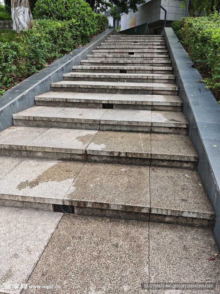 户外潮湿石阶