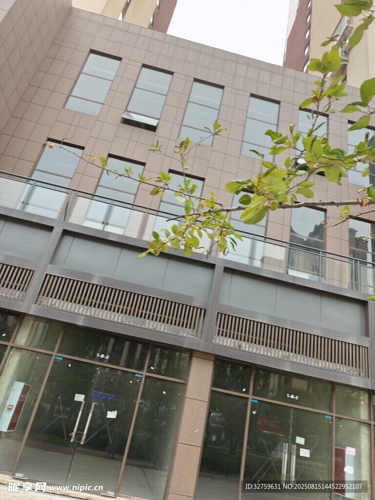 现代风格多层商业建筑外观