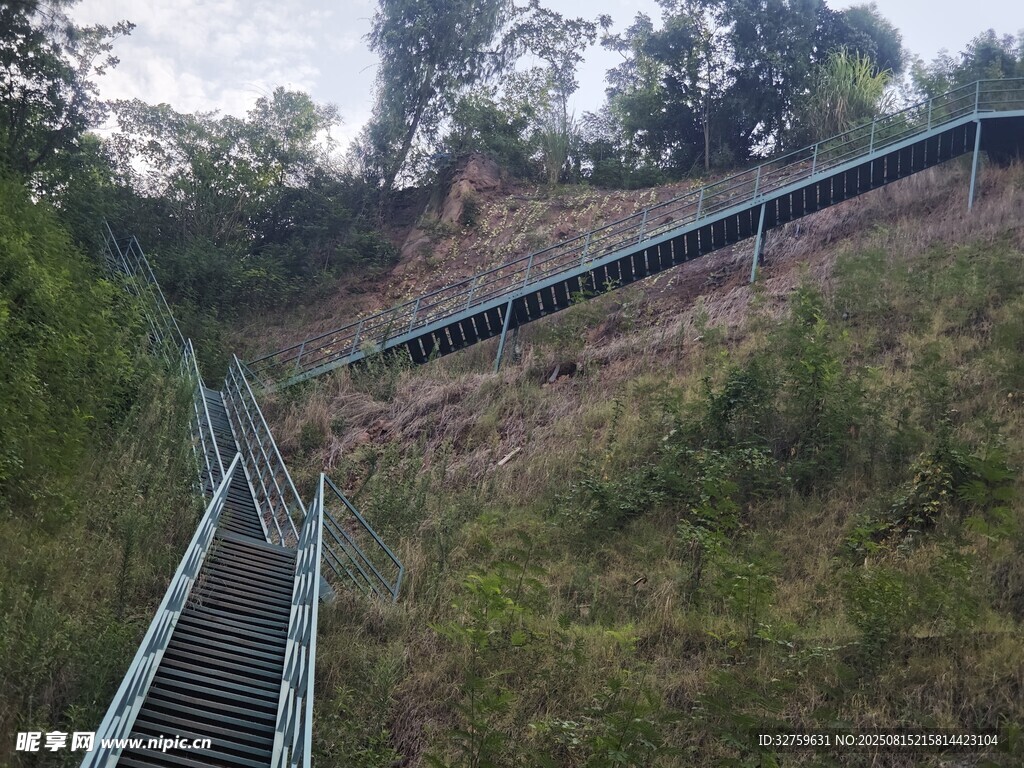 山间蜿蜒的金属阶梯