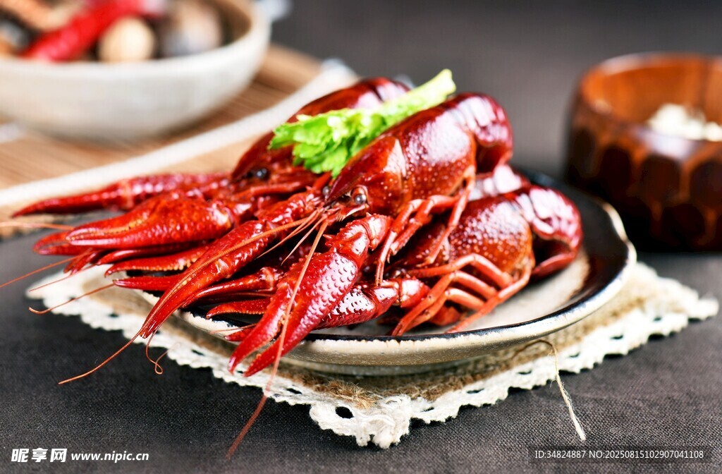 美味小龙虾摆盘诱人
