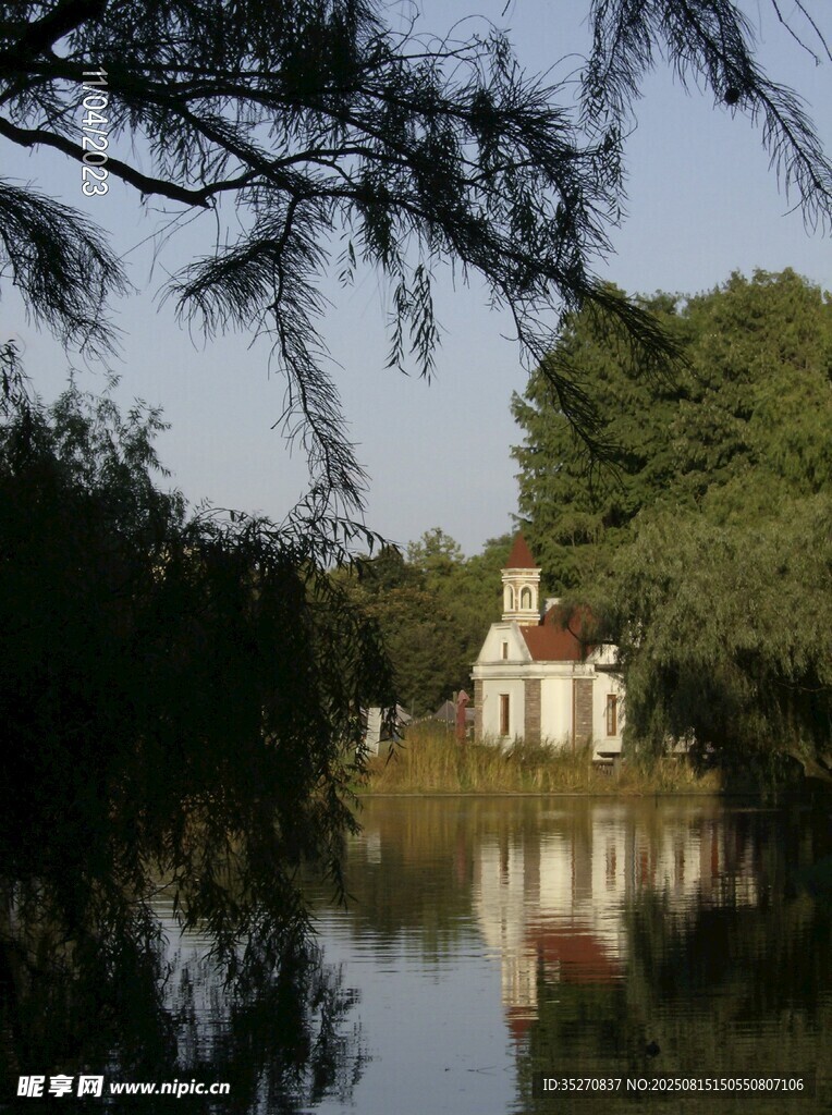 湖畔小屋倒影景致