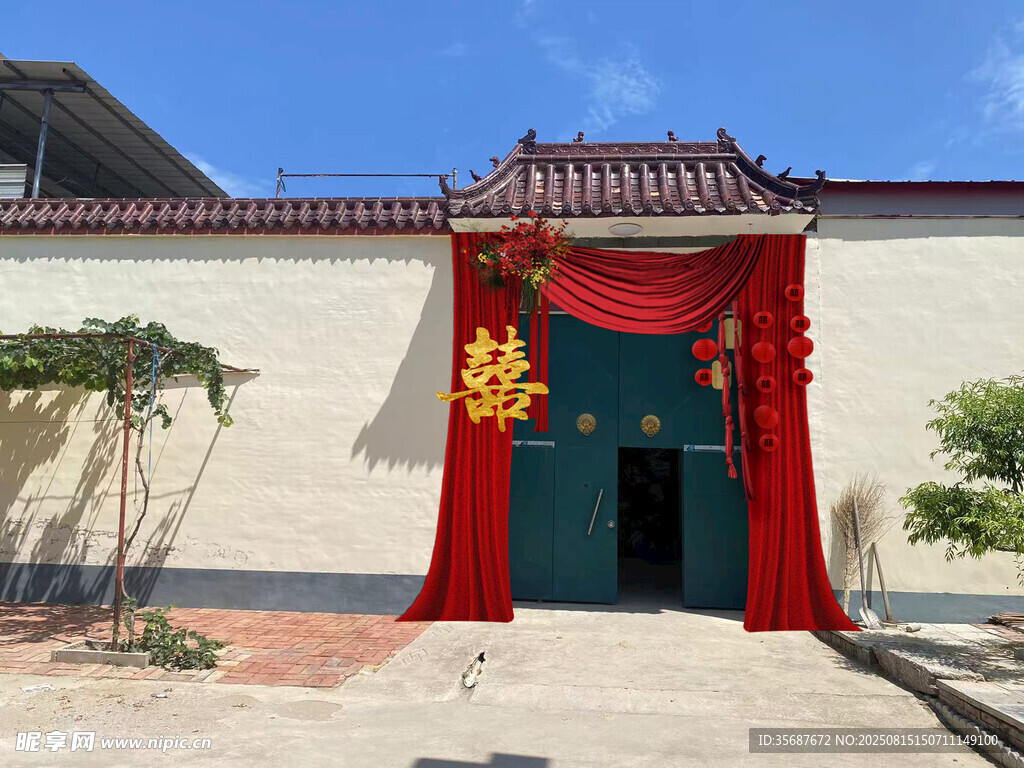 中式大门挂红布喜庆场景