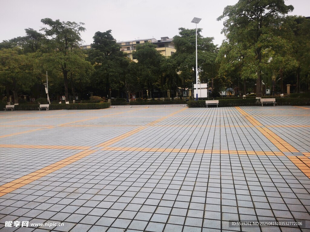 空旷广场上的规整地砖