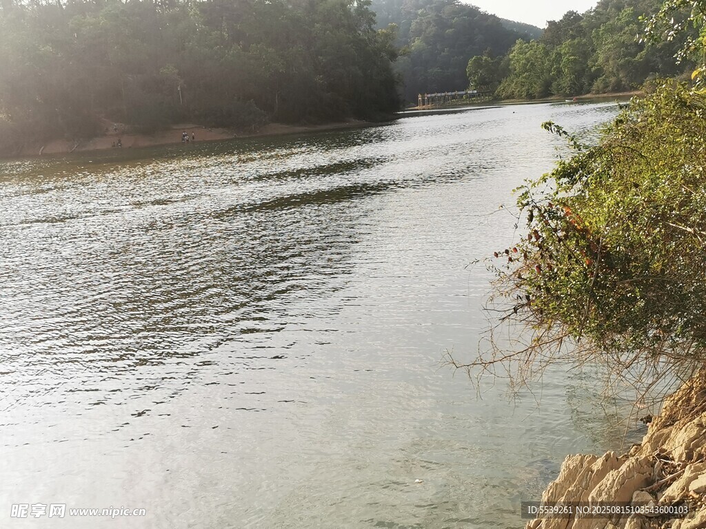 宁静河畔风光