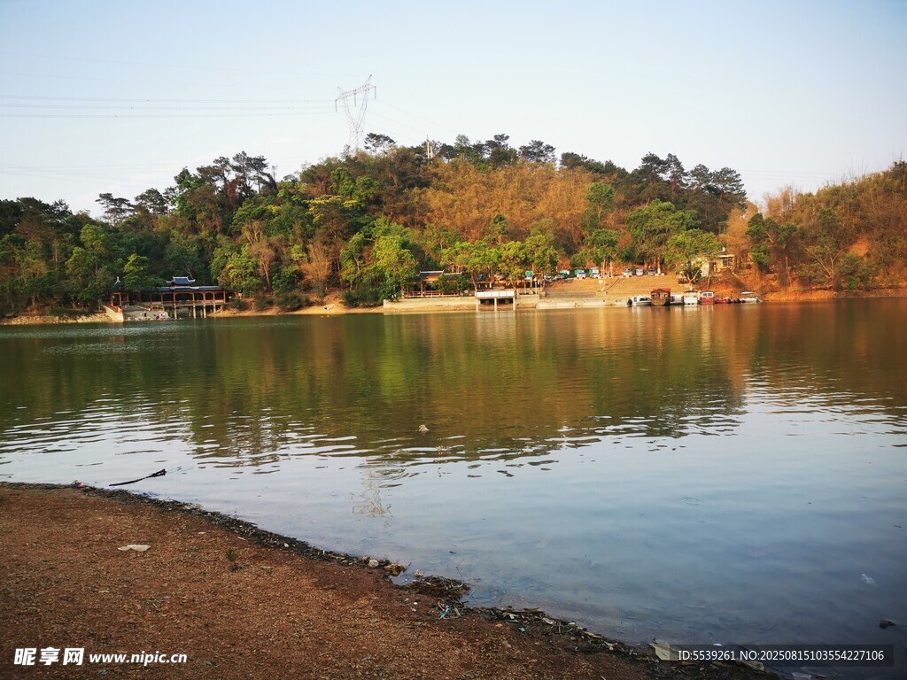 湖畔美景