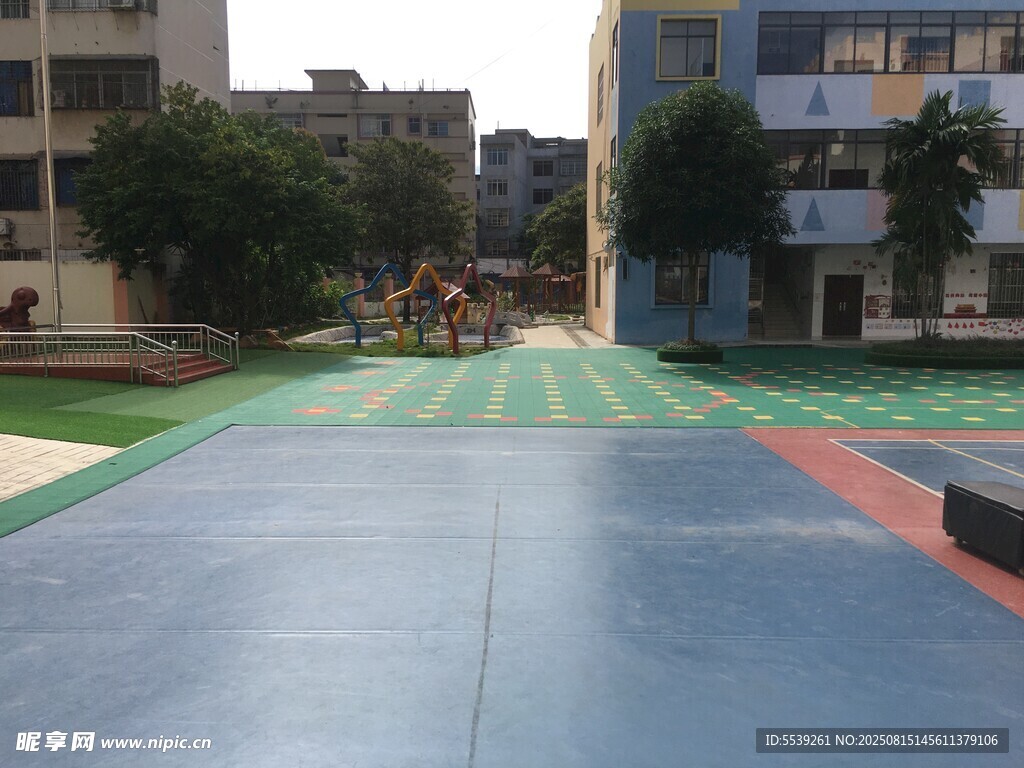 校园多彩户外运动场地