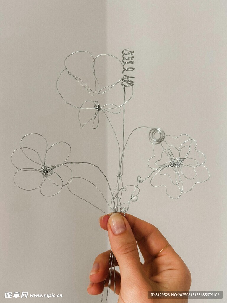 手绘花朵指尖的艺术之美