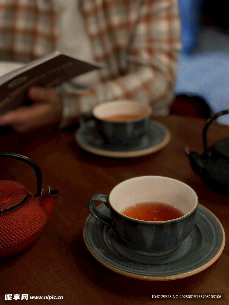 温馨午后的惬意茶饮时光