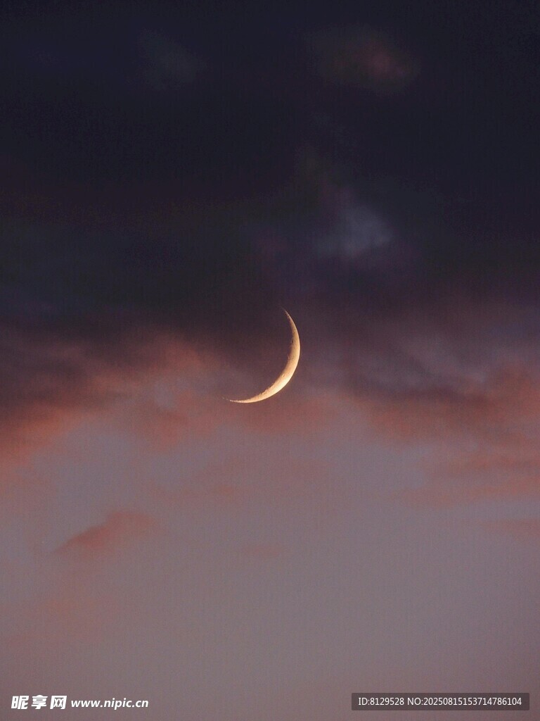 夜空中的弯弯新月