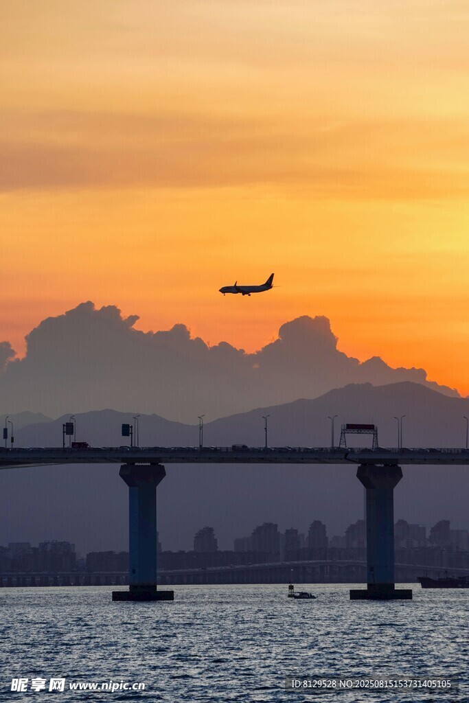 夕阳下桥梁与空中飞机