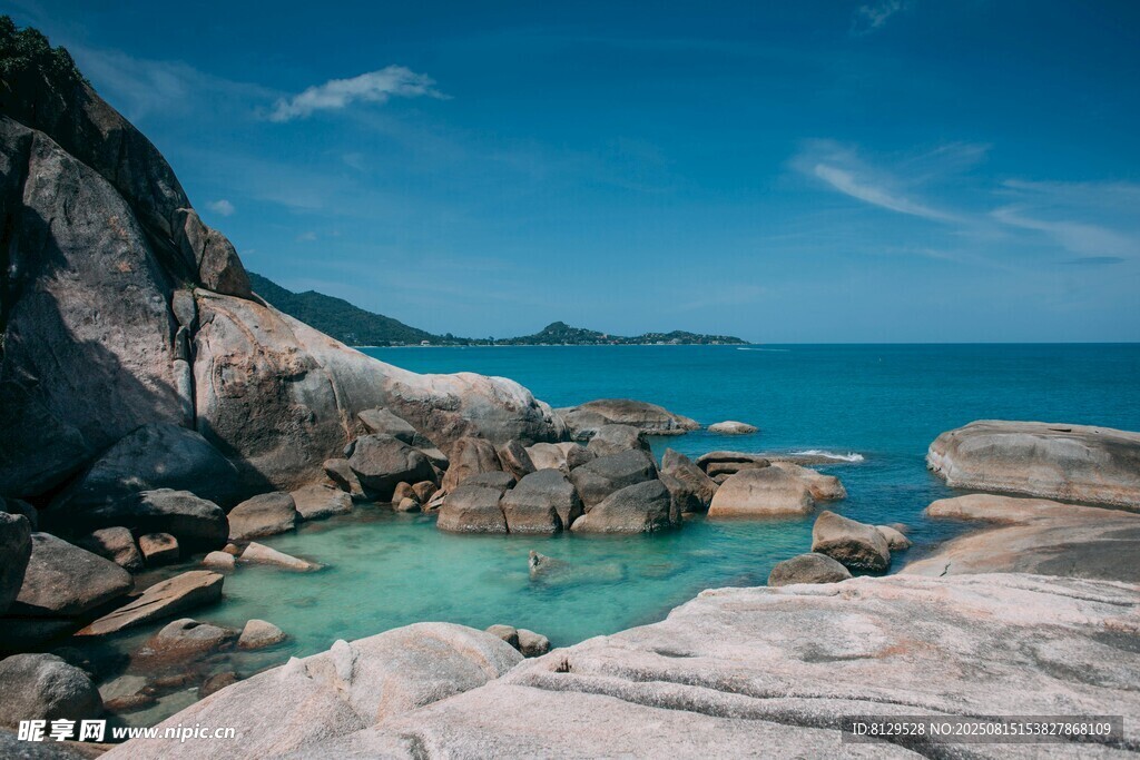 海边嶙峋礁石与碧蓝海水