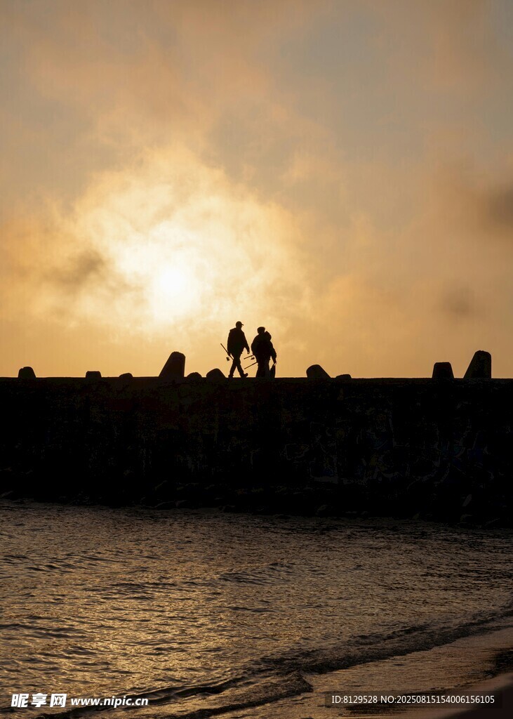 夕阳下海边漫步的身影