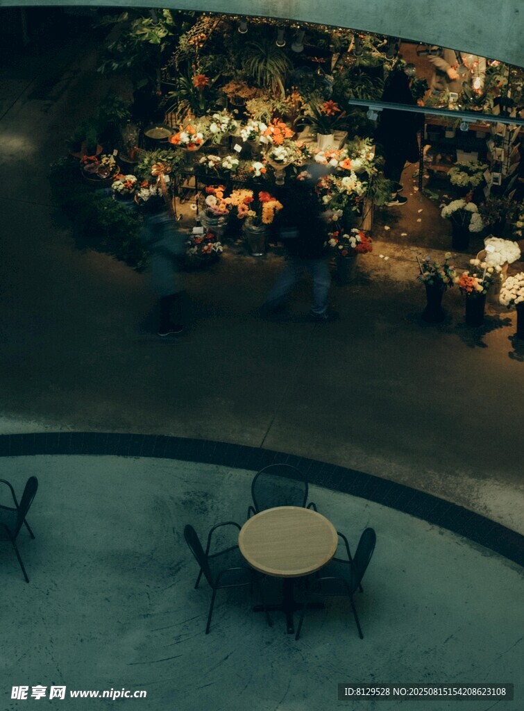 户外休闲桌椅与灯火夜景