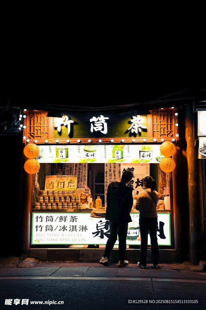 夜晚街边的特色卤味店铺