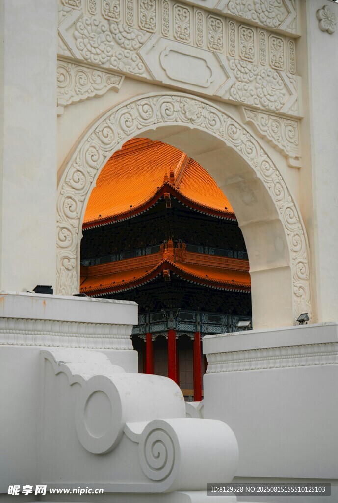 透过拱门看中式建筑美景