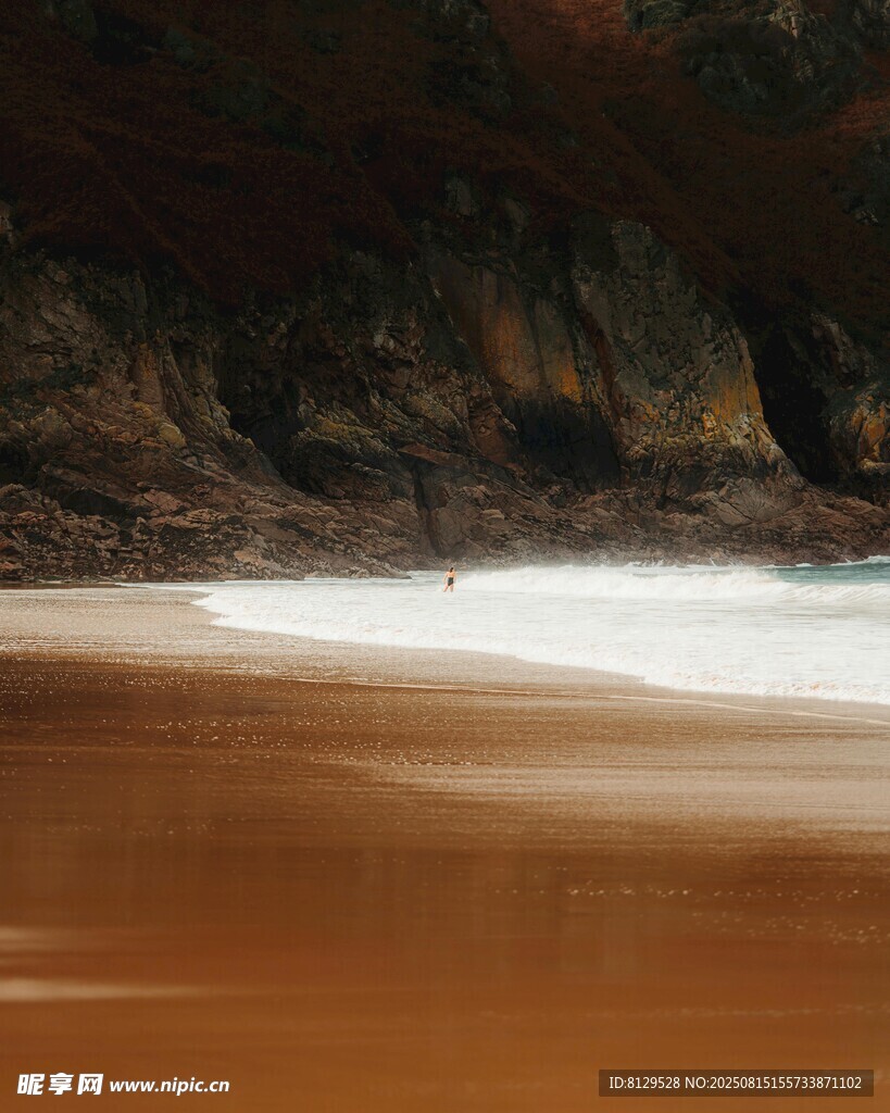 宁静沙滩与海浪的自然景致