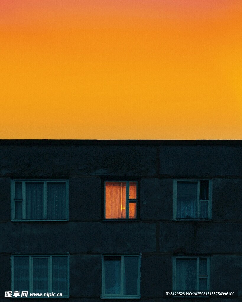 夕阳下独亮的一扇窗