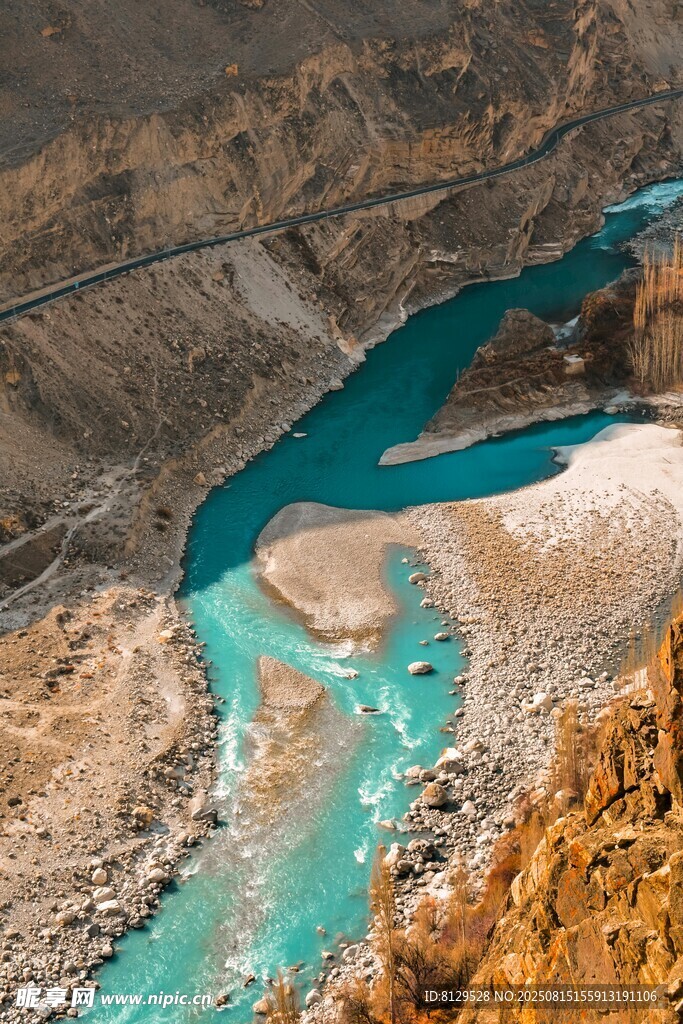 壮丽河谷蓝绿水景