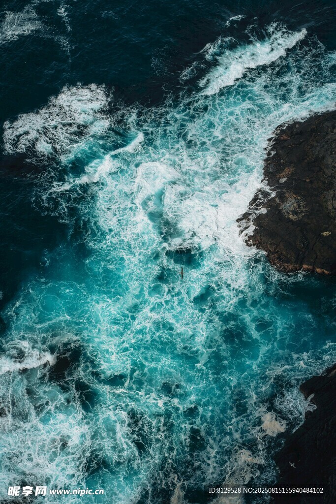 俯瞰蓝绿交织的澎湃海浪