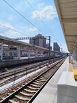 火车站台铁轨与城市景观