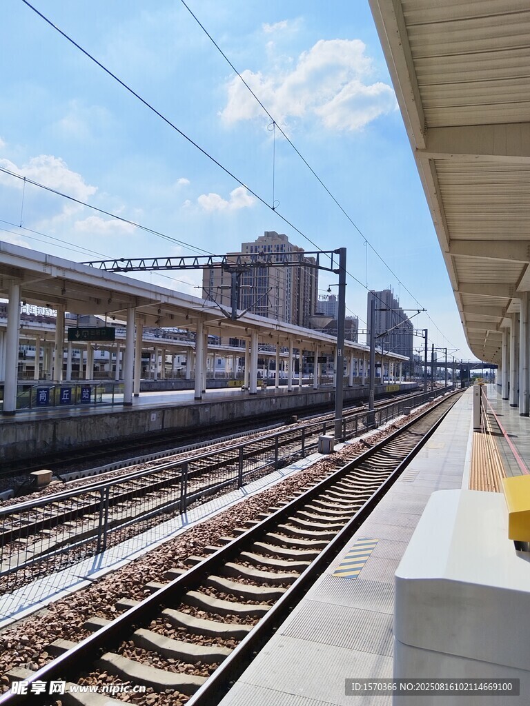 火车站台铁轨与城市景观