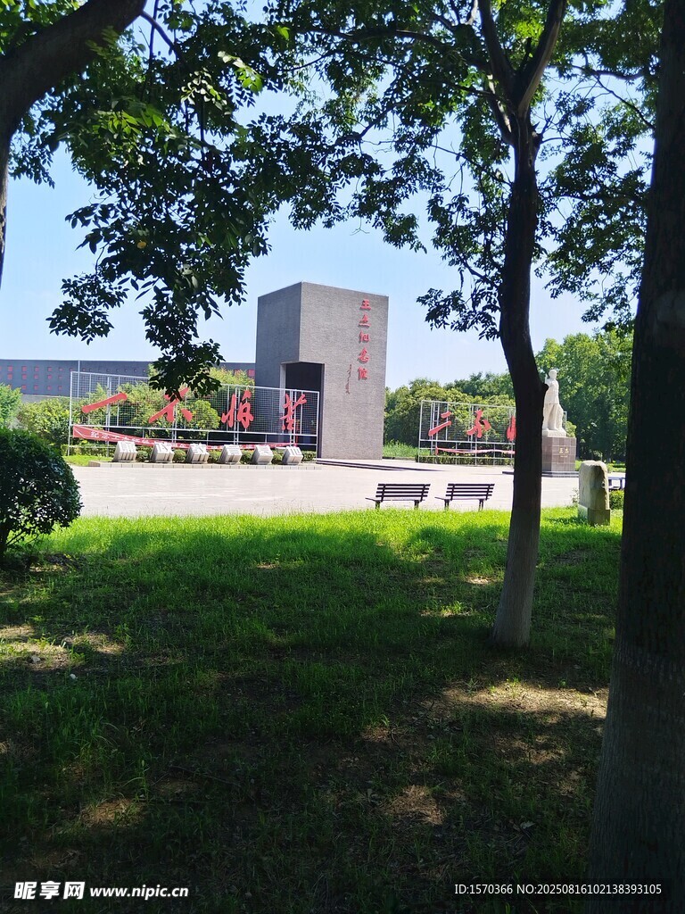 户外绿地中的建筑景观