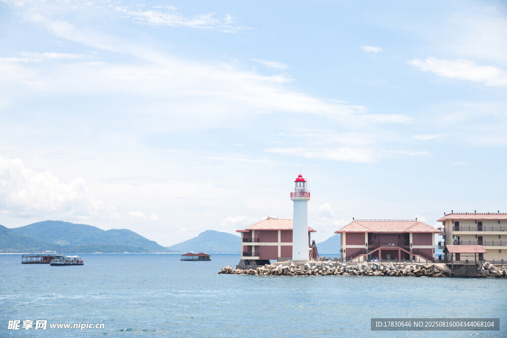 海边灯塔与岸边建筑景观