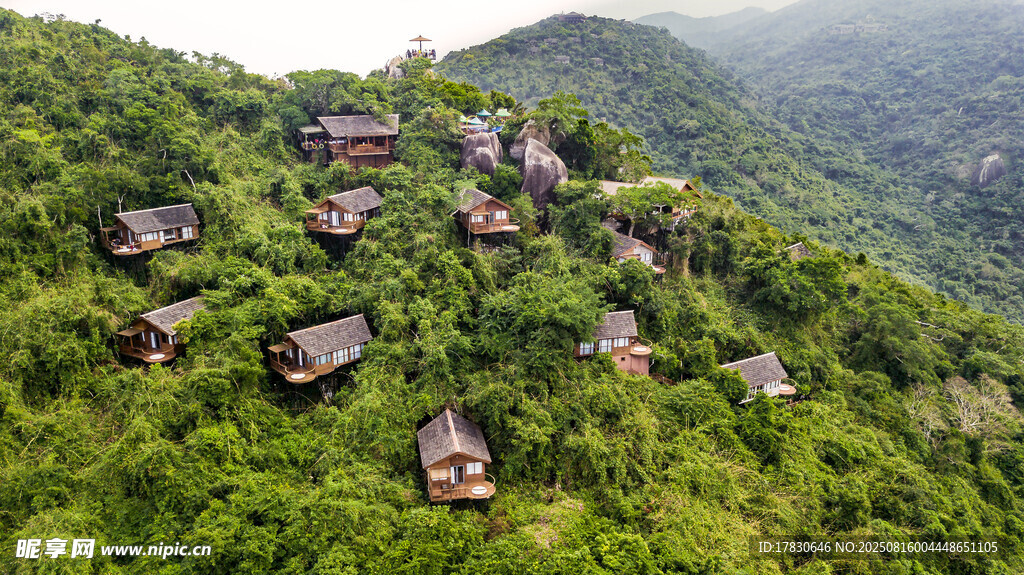 山间错落有致的特色小屋