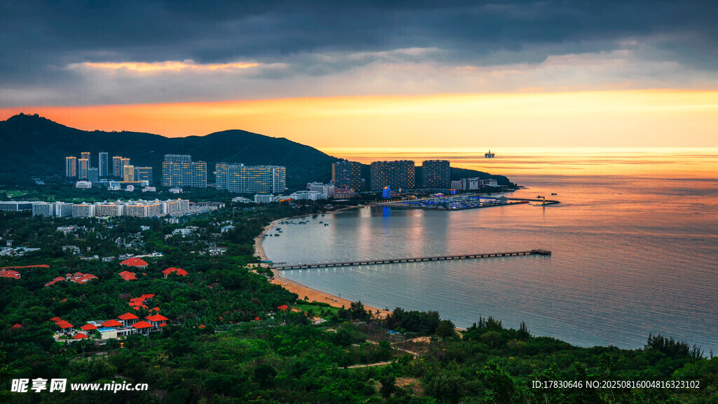 海滨城市绝美日落景观