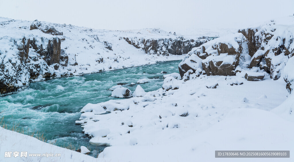 冰雪覆盖的蓝色河流景观