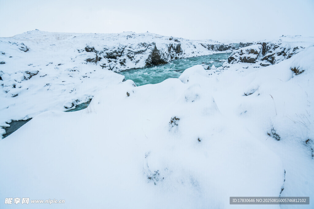 冰雪覆盖的山间溪流景观